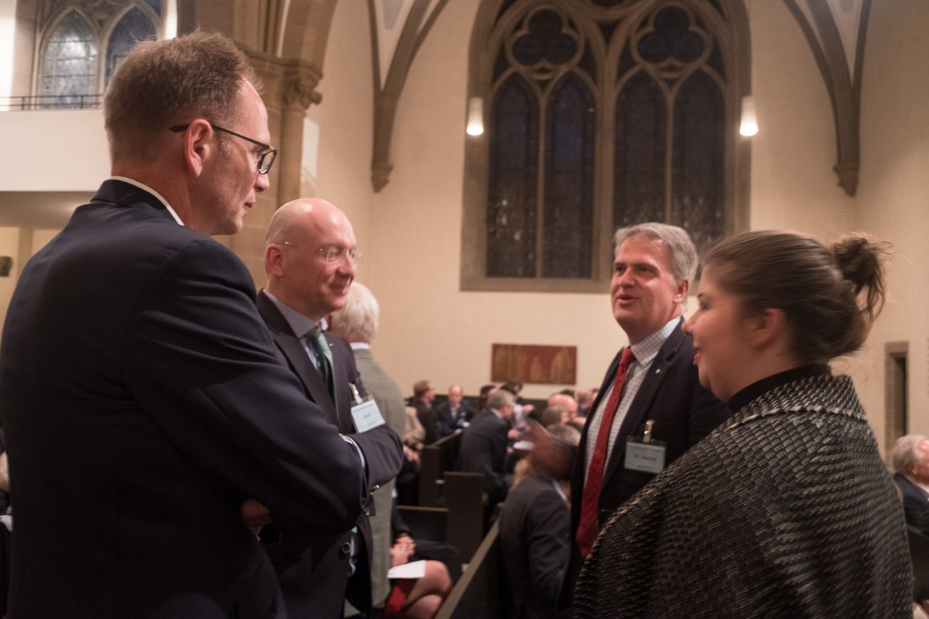 © Hans Genthe, aeu-Forum 2018 mehrere Personen im Gespräch in einer Kirche